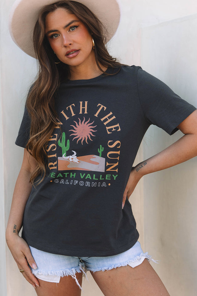 T-shirt Graphic Western "RISE WITH THE SUN" Dark Grey - Coupe Streetwear